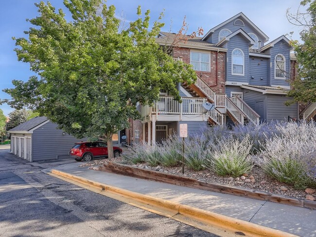 Building Photo - Stunning 2 Bedroom 2 Bathroom condo In Aurora with a garage!