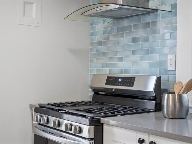 Building Photo - Charming Updated Bungalow near Downtown De...