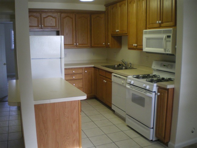 Building Photo - 1122 Chesapeake Dr