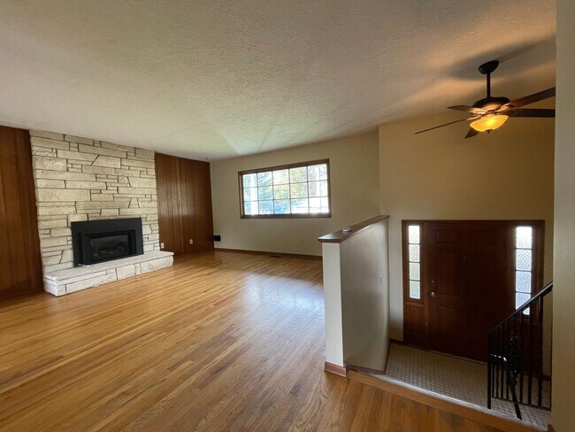 Building Photo - 3Bd/ 2.5Ba Home in Parkrose Heights Neighb...