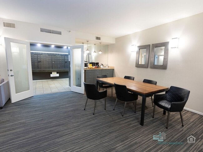 Building Photo - University Park 2 Bd/1 Bth With Fitness Ce...