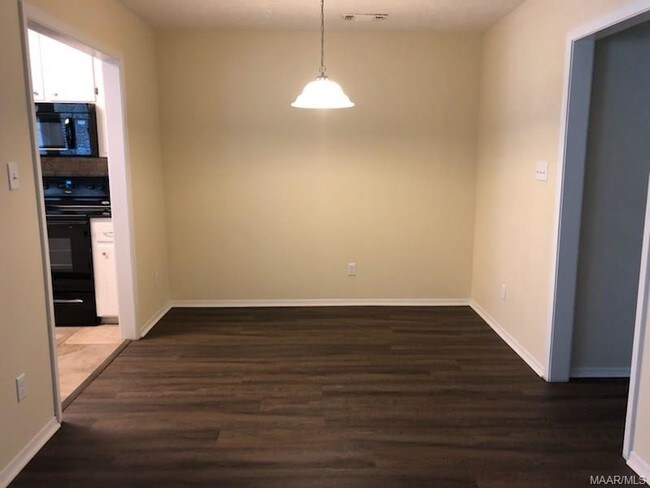 Building Photo - 546 S Memorial Dr