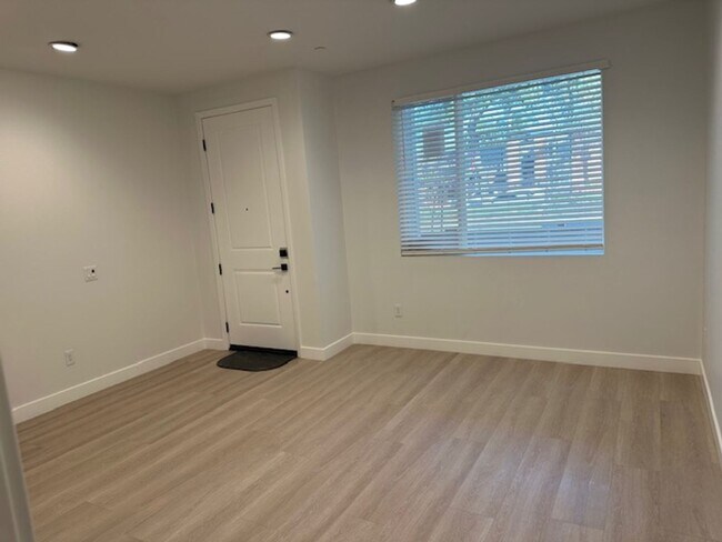Building Photo - Beautiful Newly-Built 2023: 3 Bedroom 3.5 Bathroom Attached Tri-Level Townhouse With Den