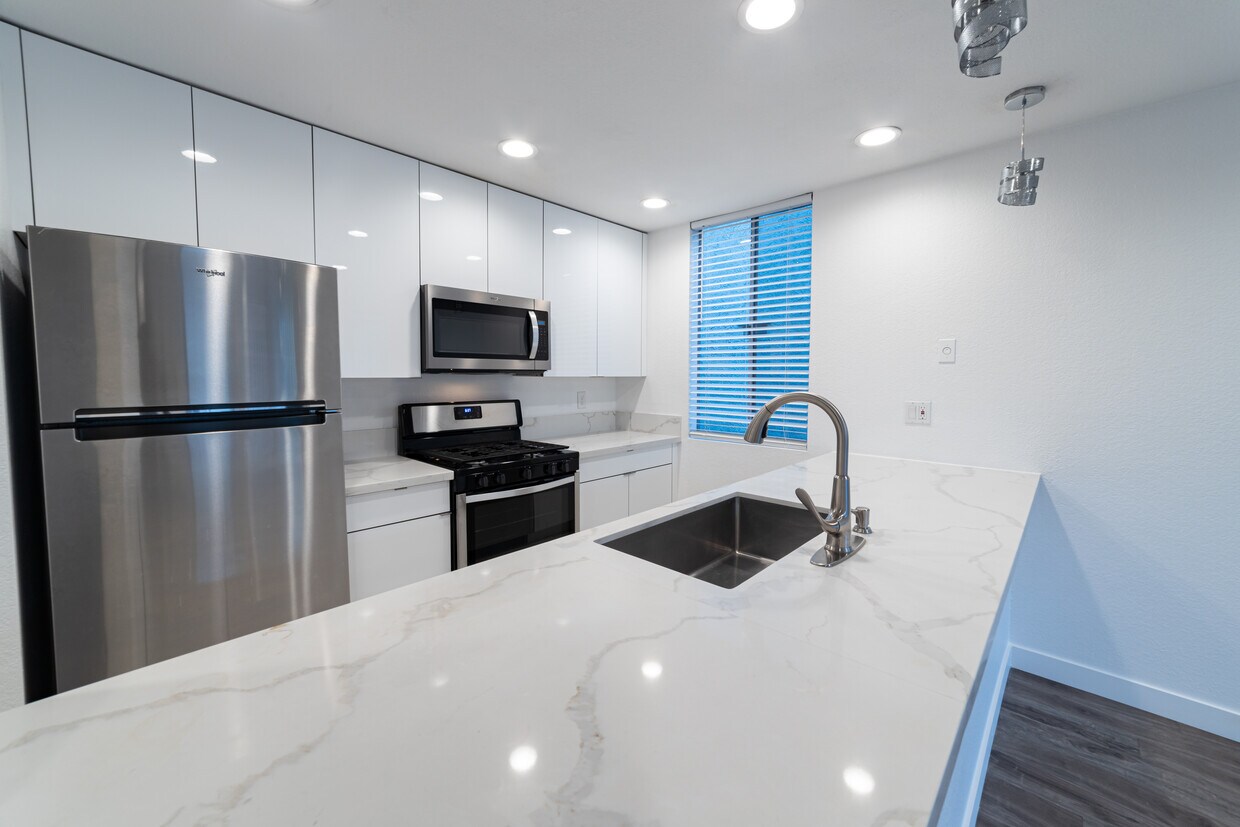 Foto principal - 1751 S Bentley Ave