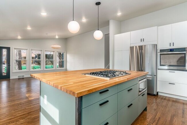 Building Photo - Beautiful 2 Bed 1 Bath House by CSU Campus!