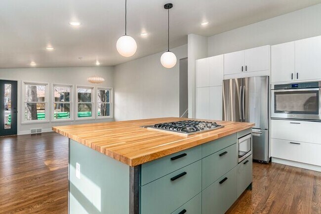 Foto del edificio - Beautiful 2 Bed 1 Bath House by CSU Campus!