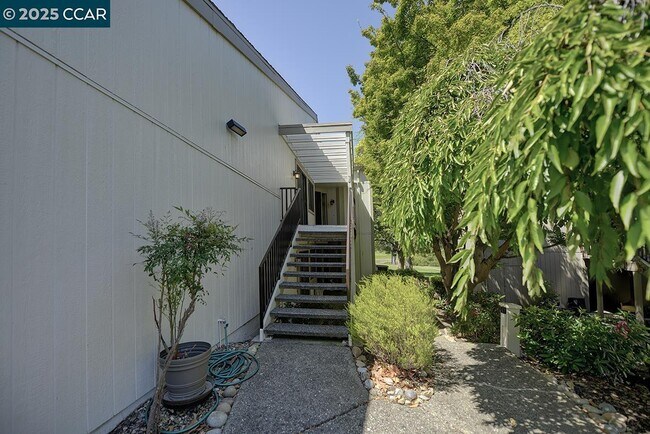 Building Photo - 3377 Rossmoor Pkwy