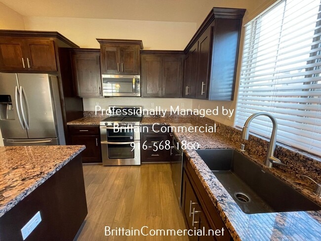 Building Photo - Spacious, Modern and An Absolute Must See ...