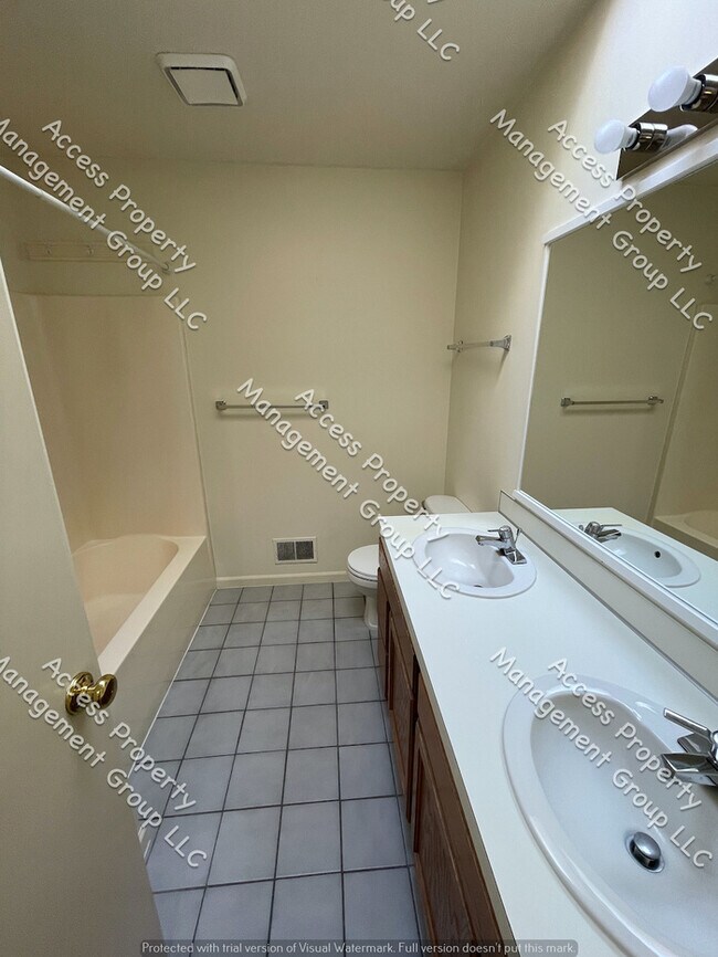 Building Photo - Spacious 4 Bedroom Forest Hills Home!