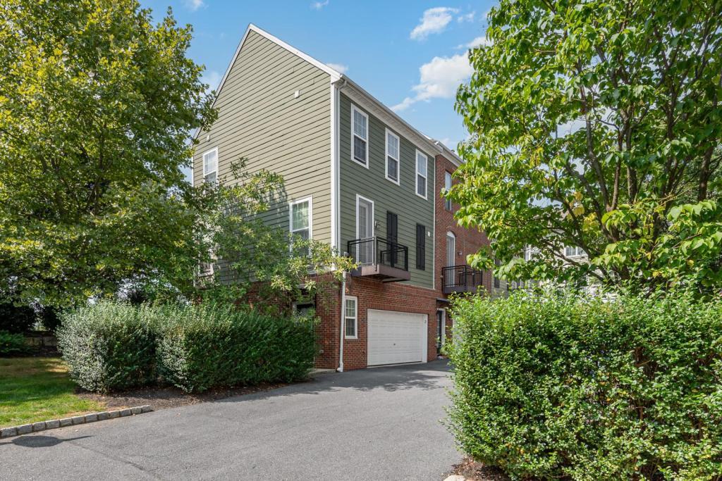Primary Photo - 2 Summer Ln