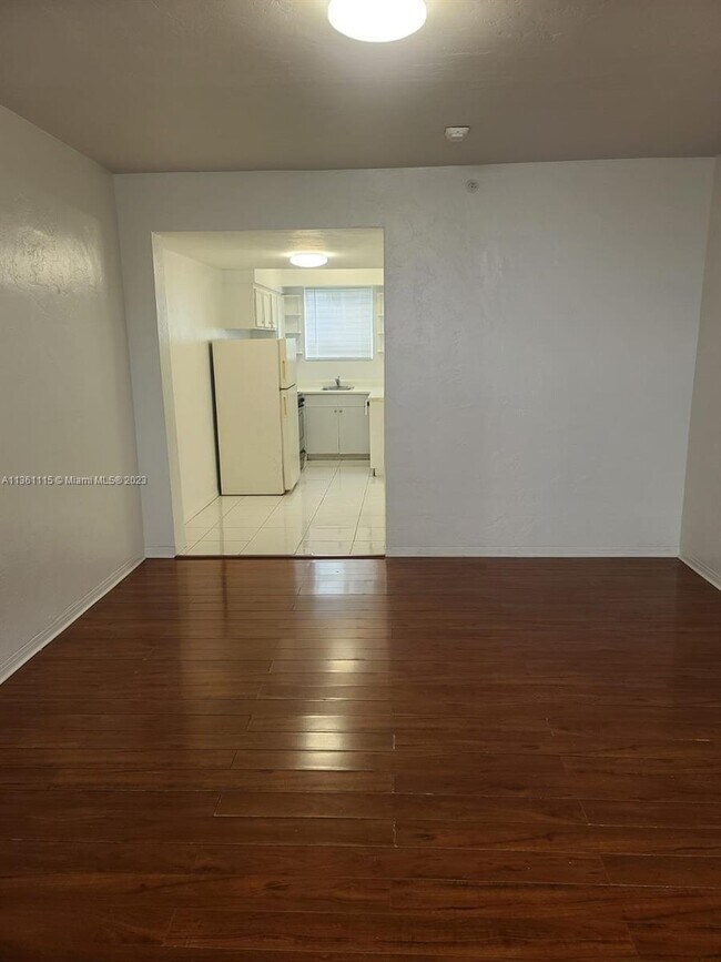Building Photo - 220 Collins Ave