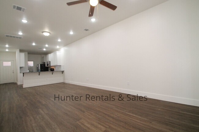 Foto del edificio - Upscale Four-Bedroom Townhome!