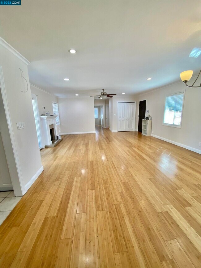 Building Photo - 1420 Meadow Ln