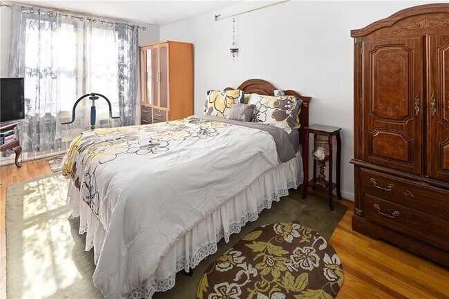 Foto del edificio - 310 Lenox Rd