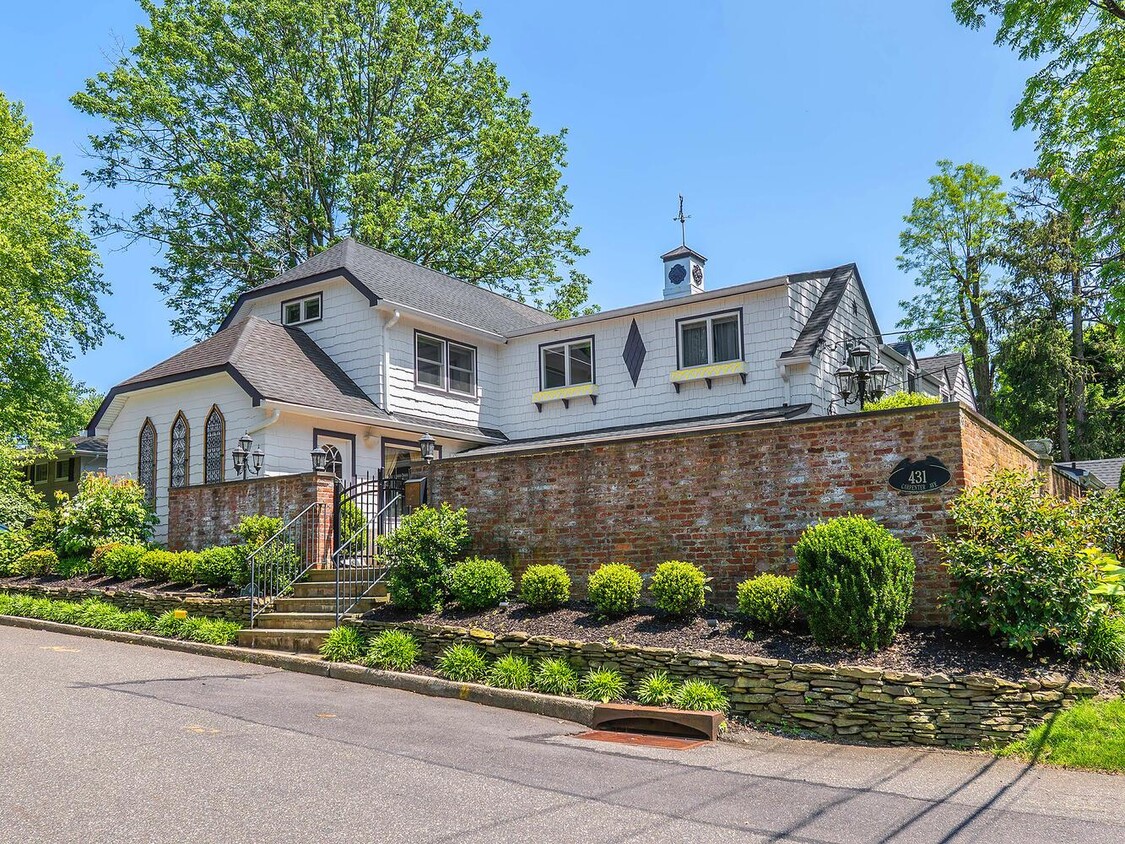 Primary Photo - 431 Carpenter Ave