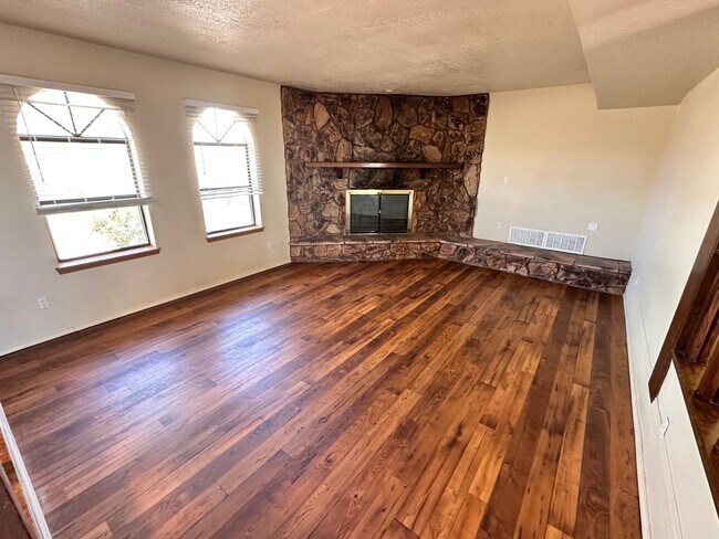 Building Photo - 3 Bedroom 2 Bathroom with 3 Car Garage
