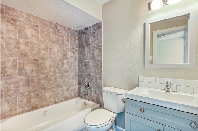 Renovated Bathroom - Twelve33 At Cavender