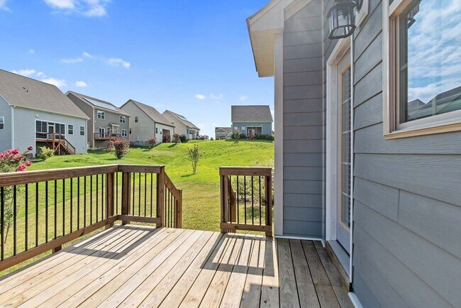 Building Photo - Gorgeous 4 Bedroom Home in Kitt's Creek Ne...