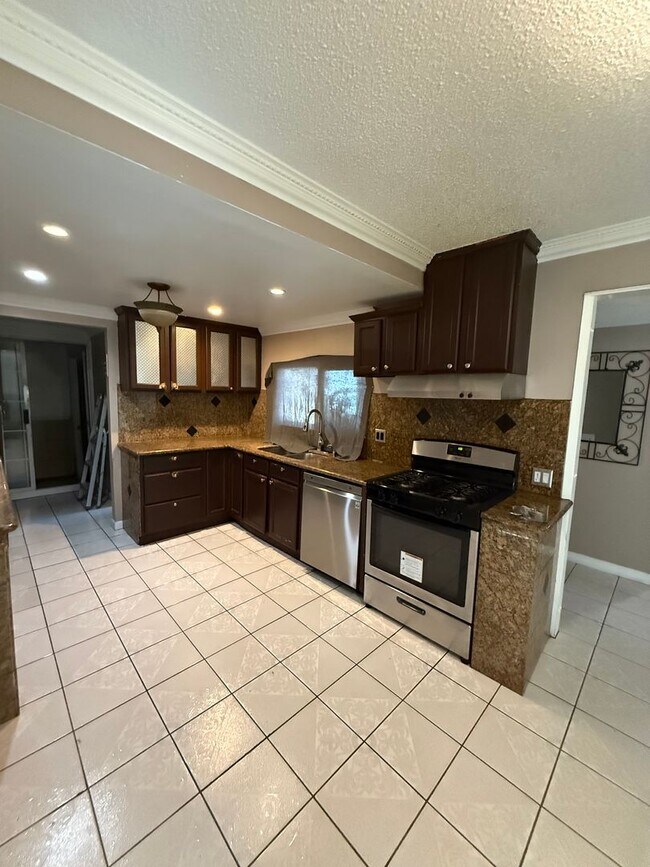 Foto del edificio - 1348 E 213th St