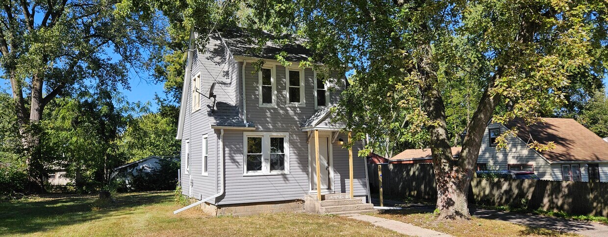 Primary Photo - 1318 N Burbank Ave