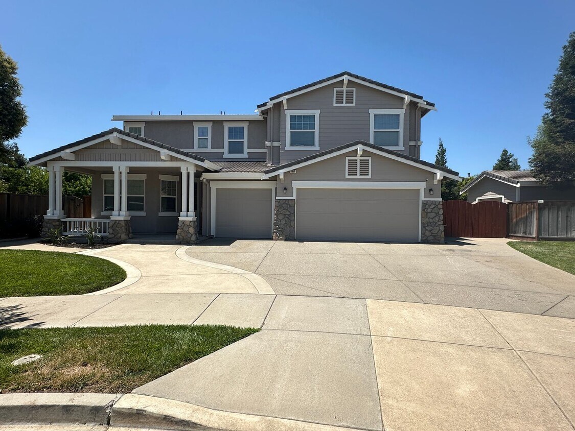 Primary Photo - Beautiful 4-Bedroom Home in Prime Brentwoo...