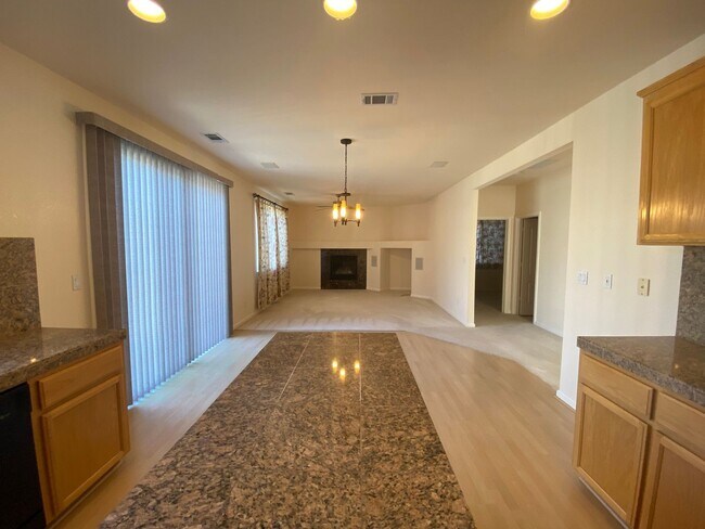 Foto del edificio - Beautiful and large single family home 4bd...