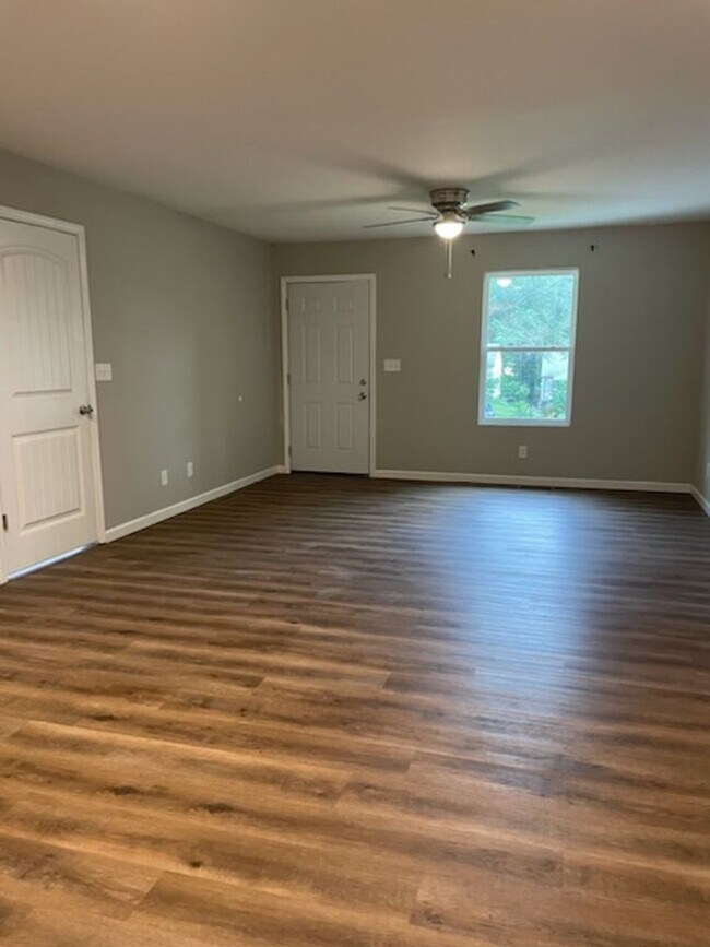 Foto del edificio - 3 bed 2 bath 1 Car Garage -Available Now!!