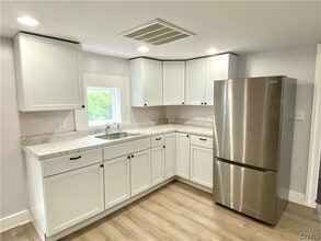 Building Photo - 17 Florence St