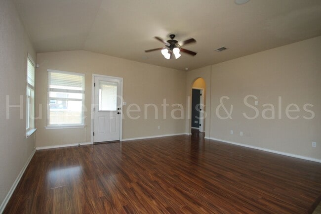 Foto del edificio - New in Management ! Spacious & Stylish Liv...