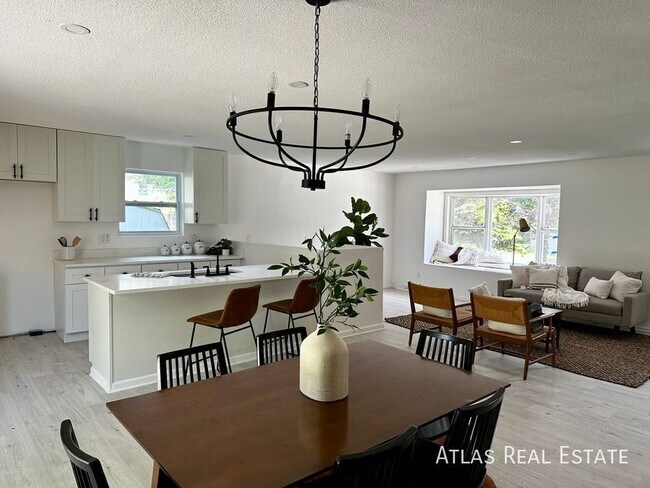 Building Photo - 909 NW Oxford Dr