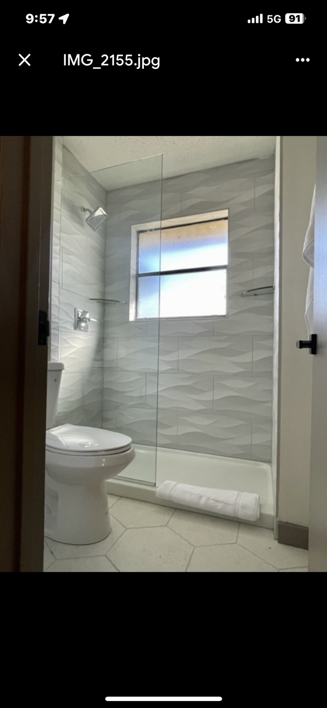 Master bath - 702 Country Club Rd