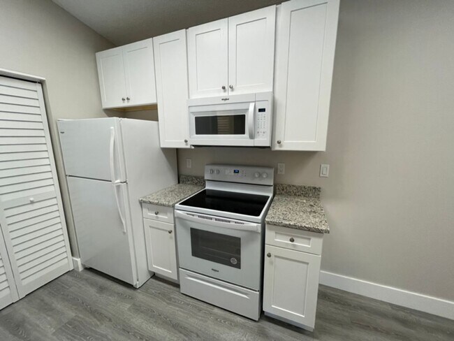 Foto del edificio - ANNUAL RENTAL - OASIS- 1 BED/1BATH