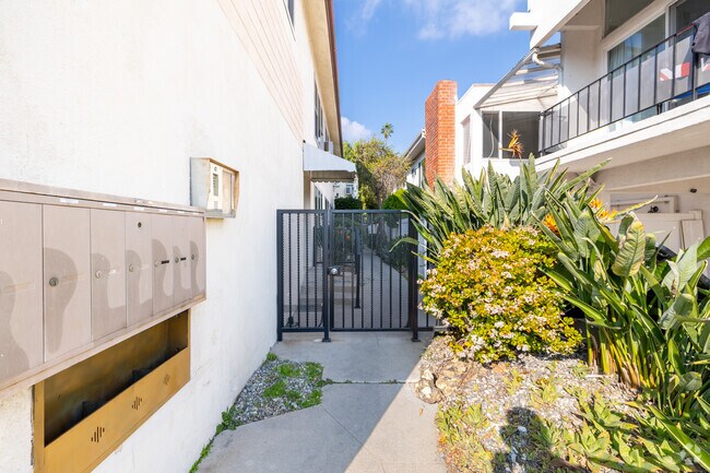Entrada - Riverside Apartments at Valley Village
