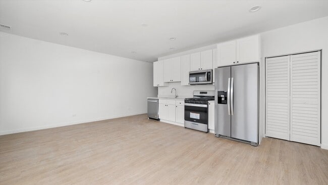 Building Photo - 2355 W Fullerton Ave