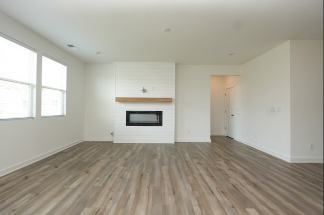Building Photo - Stunning 5-Bed, 3-Bath Home in Desirable B...