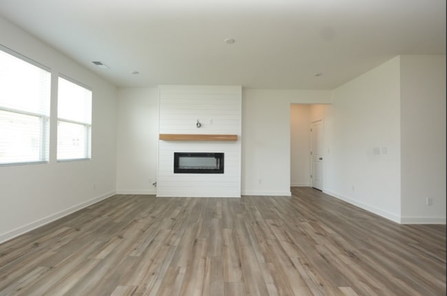Foto del edificio - Stunning 5-Bed, 3-Bath Home in Desirable B...