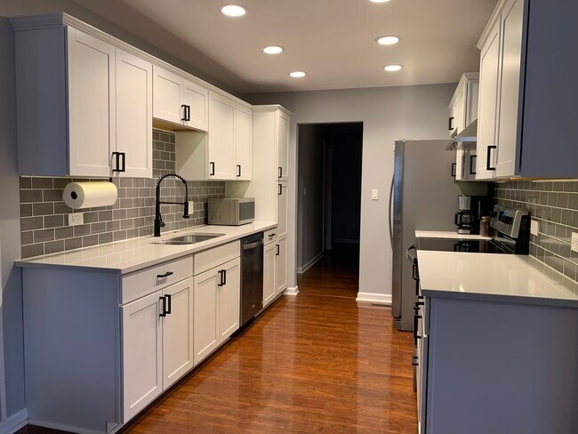 Building Photo - 592 Green Oaks Dr
