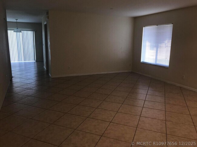 Foto del edificio - 2098 Newport Isles Blvd