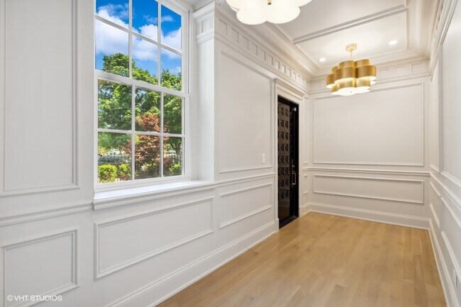 Foto del edificio - 2700 N Lakeview Ave