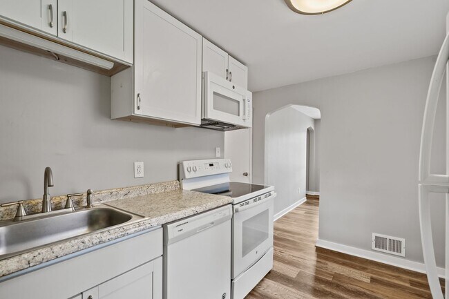 Building Photo - 3 Bedroom in Bethel Park!