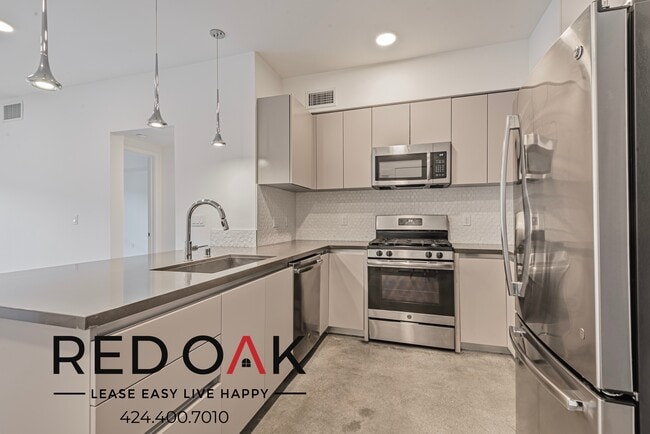 Building Photo - 453 S Kenmore Ave