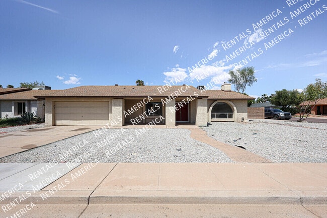 Building Photo - 552 W Kilarea Ave