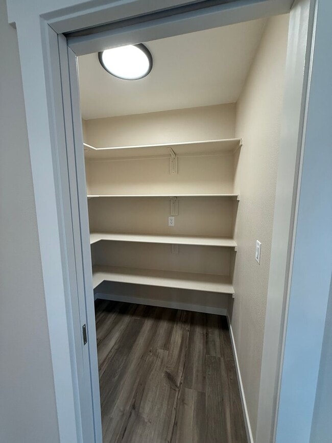 Foto del edificio - Modern Luxury ADU Retreat with Open Kitchen, Island & Private Yard