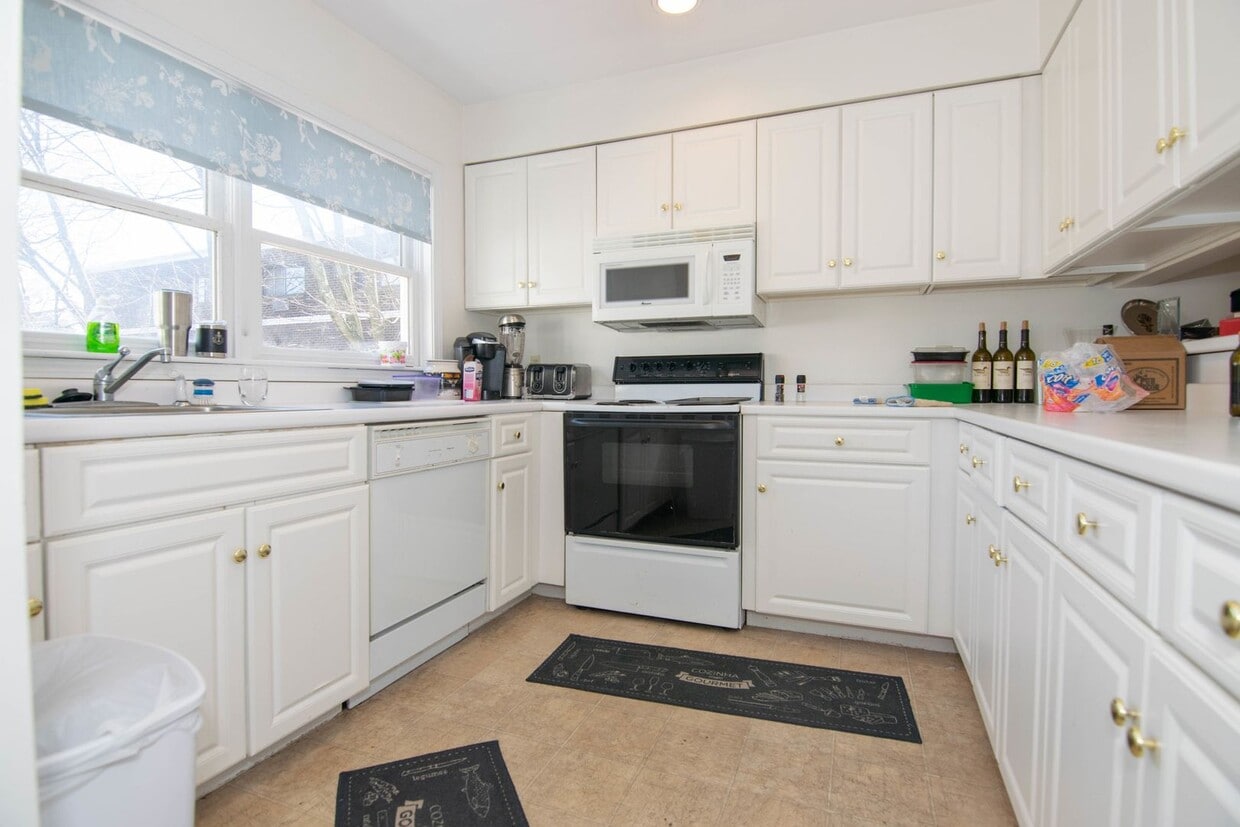 WOW!! NO FEE!!! BRIGHTON CENTER 3 BED/2.5 BATH WITH PARKING INCLUDED FOR JUNE 1ST!! - WOW!!  NO FEE!!!   BRIGHTON CENTER 3 BED/2.5 BATH WITH PARKING INCLUDED FOR JUNE 1ST!!