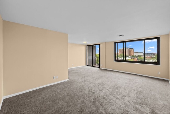 Building Photo - 3450 Toledo Terrace