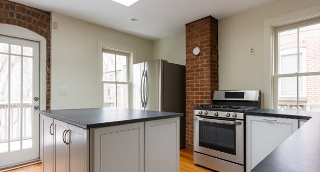 Foto del edificio - Charming 6 Bedroom Duplex