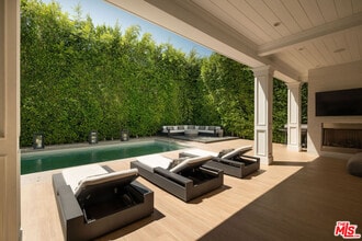 Building Photo - 531 N Stanley Ave