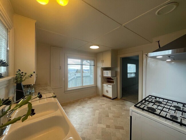 Building Photo - Charming Craftsman Home in Quiet Burien Ne...