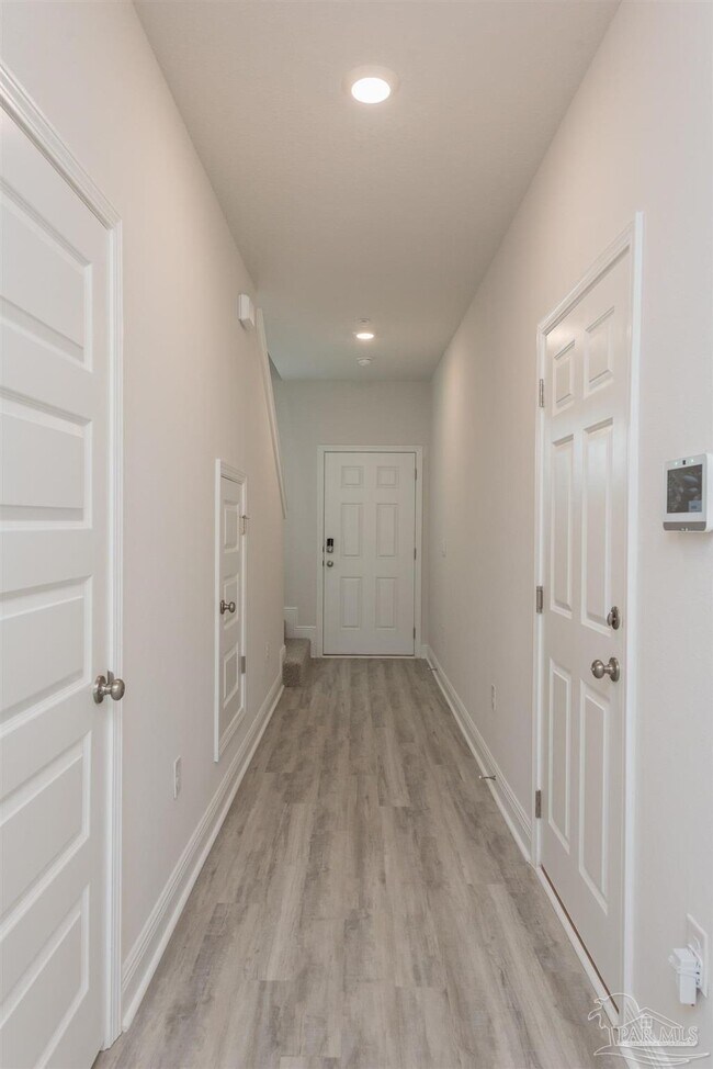Foto del edificio - 8706 Meadow Flower Ln