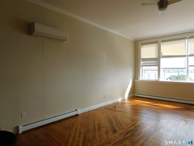 Building Photo - 153 Bank St